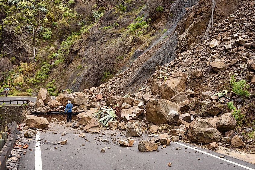 Man dies after coming under landslide in Budgam